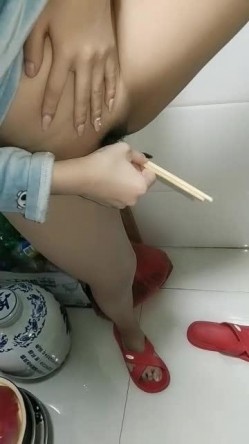 每天的快乐就是吃鸡，跨下巨乳女友的陪伴性福每一天，自慰啪啪58V 合集！ 截图13