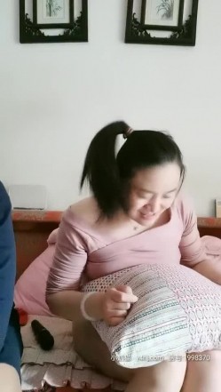 光头哥和淫荡的嫂子全程露脸在家激情，口交舔逼满室春光，道具玩逼吃奶子厨房性爱，各种抽插超级淫荡刺激 截图6