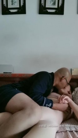 光头哥和淫荡的嫂子全程露脸在家激情，口交舔逼满室春光，道具玩逼吃奶子厨房性爱，各种抽插超级淫荡刺激 截图7