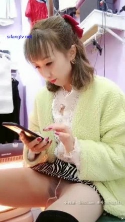 服装店老板娘发骚记【辣妈曼曼】内裤塞着跳蛋开店，小逼逼给痒得脱下衣服自慰，还是小粉穴荷包奶，前台小声娇喘呻吟，客人来了赶紧穿衣服 诱惑啊！ 截图1