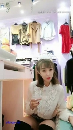 服装店老板娘发骚记【辣妈曼曼】内裤塞着跳蛋开店，小逼逼给痒得脱下衣服自慰，还是小粉穴荷包奶，前台小声娇喘呻吟，客人来了赶紧穿衣服 诱惑啊！ 截图7