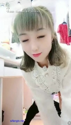 服装店老板娘发骚记【辣妈曼曼】内裤塞着跳蛋开店，小逼逼给痒得脱下衣服自慰，还是小粉穴荷包奶，前台小声娇喘呻吟，客人来了赶紧穿衣服 诱惑啊！ 截图8