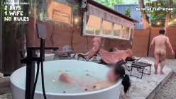 换妻界的顶流，【爱玩夫妻】，第一次与单男两天一夜旅行，户外浴缸，雨中3P，没有屋顶，没有遮挡 截图13