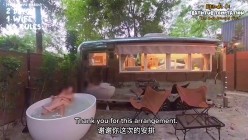 换妻界的顶流，【爱玩夫妻】，第一次与单男两天一夜旅行，户外浴缸，雨中3P，没有屋顶，没有遮挡 截图14
