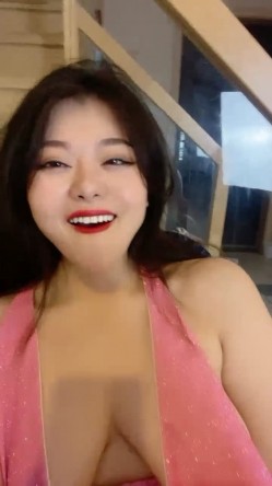 露脸长发美少妇热舞 全裸勾引狼友丰满大奶，手搓阴蒂，特写骚逼 截图10