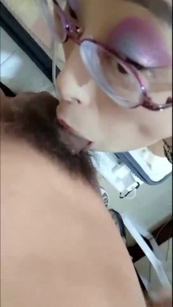 四眼骚逼老师，上老王家偷吃肉棒，无套干肿这个骚逼，实在是骚气！ 截图2