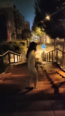 露出界天花板满级狂人！身材苗条性感网红【兔兔】私拍，学校公园商场各种场所人前露出翻屁眼露逼紫薇喷 截图9