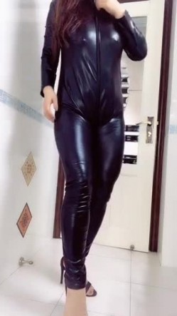 肤白貌美奶大臀圆的极品熟女好姐风骚艳舞 三点尽露超大尺度带来不一样的极致诱惑 截图1