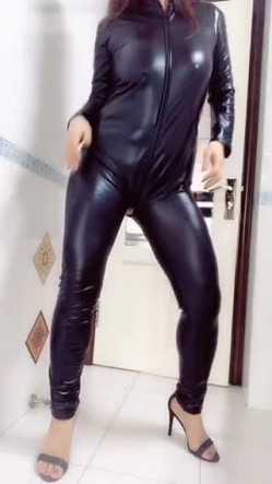 肤白貌美奶大臀圆的极品熟女好姐风骚艳舞 三点尽露超大尺度带来不一样的极致诱惑 截图3