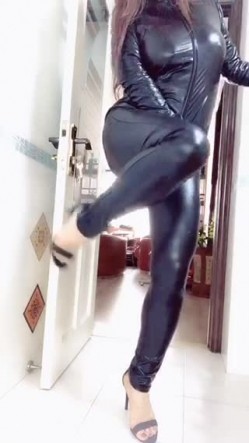 肤白貌美奶大臀圆的极品熟女好姐风骚艳舞 三点尽露超大尺度带来不一样的极致诱惑 截图5