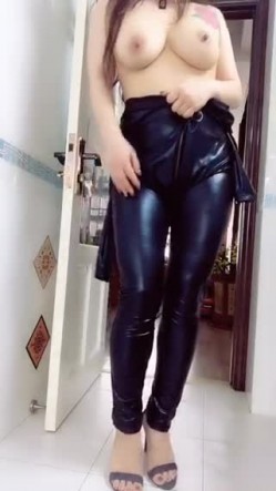 肤白貌美奶大臀圆的极品熟女好姐风骚艳舞 三点尽露超大尺度带来不一样的极致诱惑 截图7