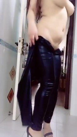 肤白貌美奶大臀圆的极品熟女好姐风骚艳舞 三点尽露超大尺度带来不一样的极致诱惑 截图8