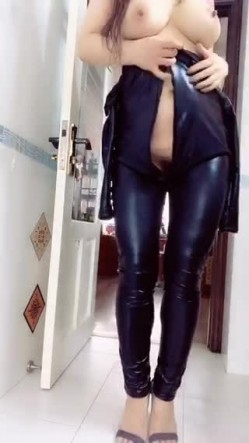 肤白貌美奶大臀圆的极品熟女好姐风骚艳舞 三点尽露超大尺度带来不一样的极致诱惑 截图12