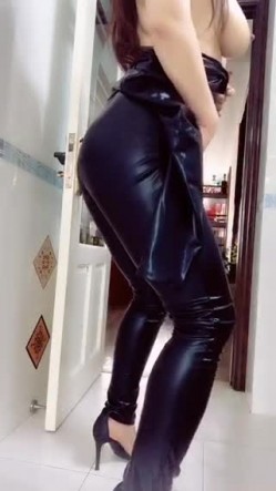肤白貌美奶大臀圆的极品熟女好姐风骚艳舞 三点尽露超大尺度带来不一样的极致诱惑 截图15