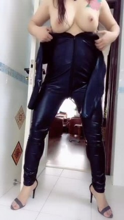肤白貌美奶大臀圆的极品熟女好姐风骚艳舞 三点尽露超大尺度带来不一样的极致诱惑 截图16