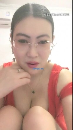 【熟女控】 哎呦卧槽，你这尿哗哗滴还不多啊，两熟女，在客厅撒尿，埋头舔吸尿液，厕所喝尿，互相舌吻舔逼，韵味太熟啦！ 截图2