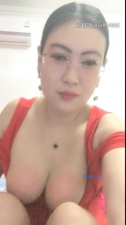 【熟女控】 哎呦卧槽，你这尿哗哗滴还不多啊，两熟女，在客厅撒尿，埋头舔吸尿液，厕所喝尿，互相舌吻舔逼，韵味太熟啦！ 截图3