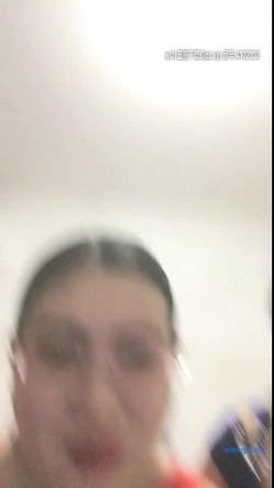 【熟女控】 哎呦卧槽，你这尿哗哗滴还不多啊，两熟女，在客厅撒尿，埋头舔吸尿液，厕所喝尿，互相舌吻舔逼，韵味太熟啦！ 截图4