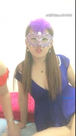 【熟女控】 哎呦卧槽，你这尿哗哗滴还不多啊，两熟女，在客厅撒尿，埋头舔吸尿液，厕所喝尿，互相舌吻舔逼，韵味太熟啦！ 截图5