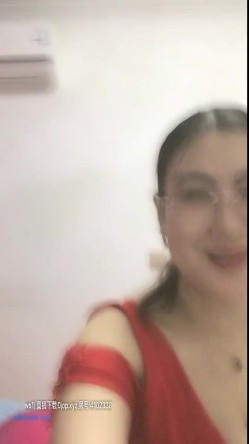 【熟女控】 哎呦卧槽，你这尿哗哗滴还不多啊，两熟女，在客厅撒尿，埋头舔吸尿液，厕所喝尿，互相舌吻舔逼，韵味太熟啦！ 截图13