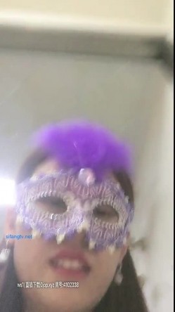 【熟女控】 哎呦卧槽，你这尿哗哗滴还不多啊，两熟女，在客厅撒尿，埋头舔吸尿液，厕所喝尿，互相舌吻舔逼，韵味太熟啦！ 截图14