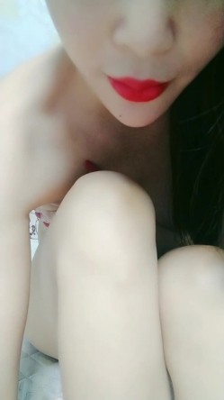 大眼长发美御姐，胸膜，自己手指掰穴自慰，巨乳奶子乳晕很大，表情太撩人 截图16