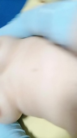 超有味道的小少妇，趴在床上享受舔奶神器带来的瘙痒快感，露脸淫语揉奶玩逼诱惑狼友，水好多抠到自己要高潮 截图6