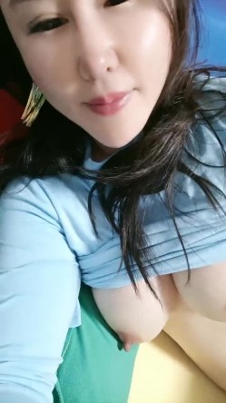 超有味道的小少妇，趴在床上享受舔奶神器带来的瘙痒快感，露脸淫语揉奶玩逼诱惑狼友，水好多抠到自己要高潮 截图13