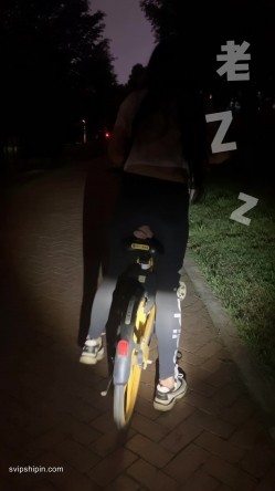 大佬黑白DOM老Zz字母交流圈封神作品反差母狗SM调教群P大神 截图2