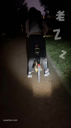 大佬黑白DOM老Zz字母交流圈封神作品反差母狗SM调教群P大神 截图3