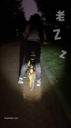 大佬黑白DOM老Zz字母交流圈封神作品反差母狗SM调教群P大神 截图4