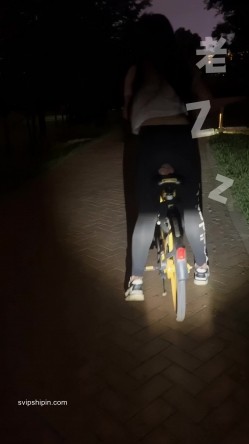 大佬黑白DOM老Zz字母交流圈封神作品反差母狗SM调教群P大神 截图5