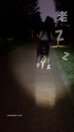 大佬黑白DOM老Zz字母交流圈封神作品反差母狗SM调教群P大神 截图7