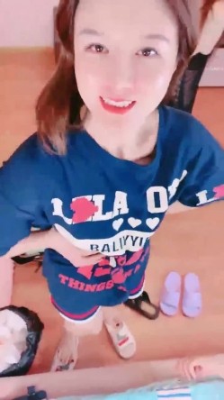 颜值少妇【夜猫妖姬】群魔乱舞，多女群P，一女被操三女围观，骚逼轮流上阵折磨男主 截图1