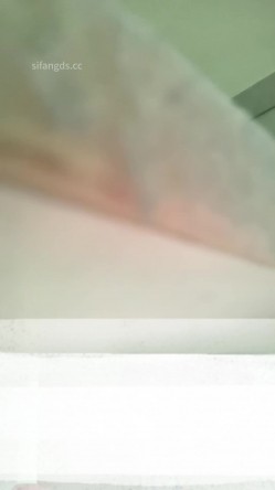 熊学生潜入教学楼女厕抄底偷拍 几个学姐的逼穿着凉鞋头上戴朵红花的极品大三白虎学姐 截图2