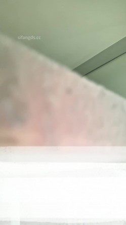 熊学生潜入教学楼女厕抄底偷拍 几个学姐的逼穿着凉鞋头上戴朵红花的极品大三白虎学姐 截图3