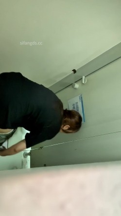 熊学生潜入教学楼女厕抄底偷拍 几个学姐的逼穿着凉鞋头上戴朵红花的极品大三白虎学姐 截图4