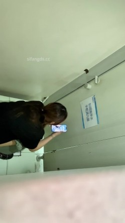 熊学生潜入教学楼女厕抄底偷拍 几个学姐的逼穿着凉鞋头上戴朵红花的极品大三白虎学姐 截图6