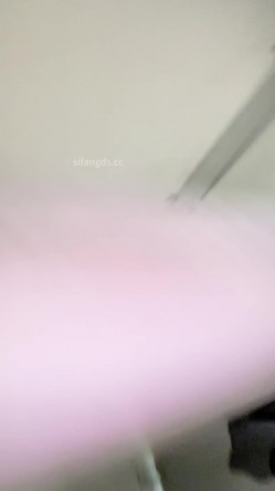 熊学生潜入教学楼女厕抄底偷拍 几个学姐的逼穿着凉鞋头上戴朵红花的极品大三白虎学姐 截图8