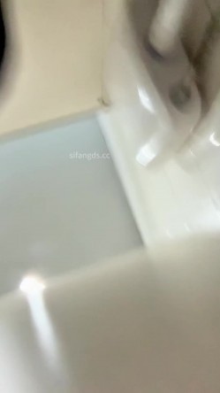 熊学生潜入教学楼女厕抄底偷拍 几个学姐的逼穿着凉鞋头上戴朵红花的极品大三白虎学姐 截图10