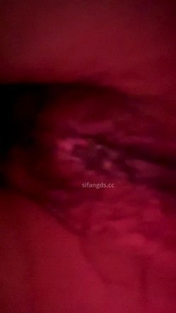 熊学生潜入教学楼女厕抄底偷拍 几个学姐的逼穿着凉鞋头上戴朵红花的极品大三白虎学姐 截图16