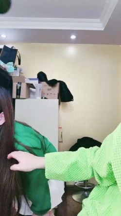 风骚御姐黑丝情趣跟两大哥激情3P，激情性爱椅主动上位抽插嘴里还要口交大鸡巴，让两小哥轮草抽插浪叫好骚啊 截图15