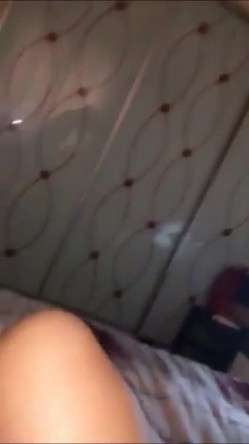 某音乐学院漂亮美女与系主任酒店开房,小穴干的次数少,太紧,结果被主任大鸡巴操流血了,痛的美女捂着嘴大叫！ 截图5