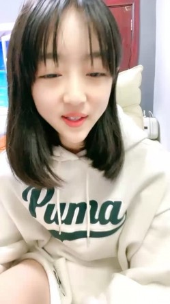 刚下海不久邻家妹妹清纯小妹，年龄不大还挺骚，撩起衣服扭动屁股，掰开小穴洞洞很紧，揉搓阴蒂很享受 截图1