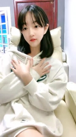 刚下海不久邻家妹妹清纯小妹，年龄不大还挺骚，撩起衣服扭动屁股，掰开小穴洞洞很紧，揉搓阴蒂很享受 截图2
