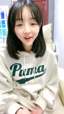 刚下海不久邻家妹妹清纯小妹，年龄不大还挺骚，撩起衣服扭动屁股，掰开小穴洞洞很紧，揉搓阴蒂很享受 截图3