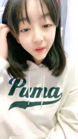 刚下海不久邻家妹妹清纯小妹，年龄不大还挺骚，撩起衣服扭动屁股，掰开小穴洞洞很紧，揉搓阴蒂很享受 截图4
