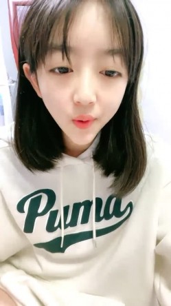 刚下海不久邻家妹妹清纯小妹，年龄不大还挺骚，撩起衣服扭动屁股，掰开小穴洞洞很紧，揉搓阴蒂很享受 截图5
