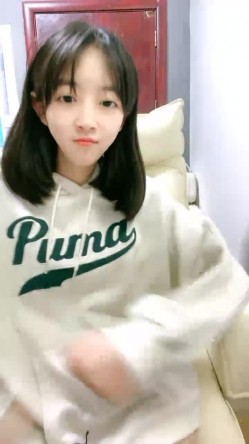 刚下海不久邻家妹妹清纯小妹，年龄不大还挺骚，撩起衣服扭动屁股，掰开小穴洞洞很紧，揉搓阴蒂很享受 截图6