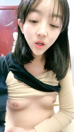 刚下海不久邻家妹妹清纯小妹，年龄不大还挺骚，撩起衣服扭动屁股，掰开小穴洞洞很紧，揉搓阴蒂很享受 截图12